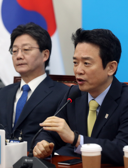 6일 오전 서울 여의도 국회에서 열린 바른정당 최고위원회의에서 남경필 의원(오른쪽)이 보수 후보 단일화에 대한 반대 입장을 표명한 뒤 유승민 의원에게 답변을 요구하고 있다.  연합뉴스